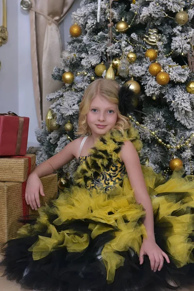 ブロンドプリンセスでエレガントな黒のお祝いのドレスとともに黄色のドレ — ストック写真
