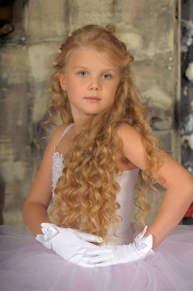 Princesa de vestido branco. Flowergirl, evento . — Fotografia de Stock