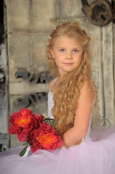 Princesa con un vestido blanco. Flowergirl, evento . — Foto de Stock