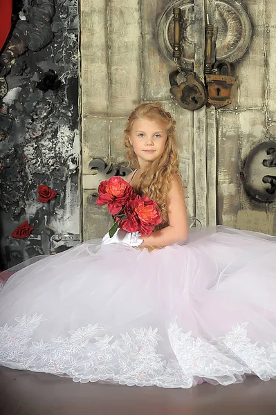 Prinzessin in einem weißen Kleid. Blumenmädchen, Veranstaltung. — Stockfoto