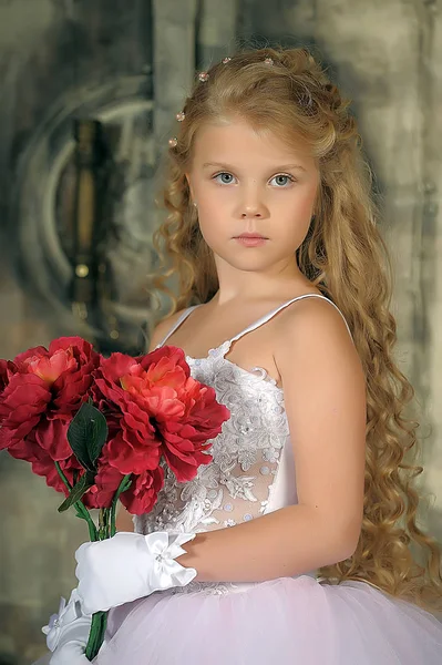 Hercegnő fehér ruhában. Virágos lány, rendezvény. — Stock Fotó