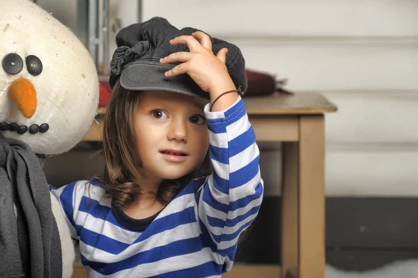 Mädchen mit einem Spielzeugschneemann. — Stockfoto