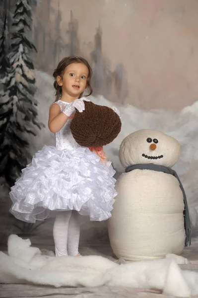 Dziewczyna z zabawkowym bałwanem. Boże Narodzenie, prezent. — Zdjęcie stockowe