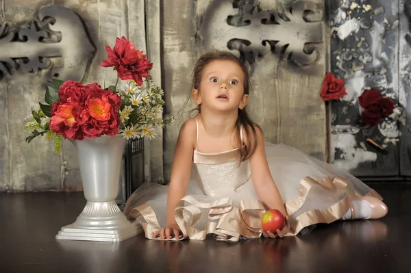 Pequena menina princesa feliz sentado, vaso com flores . — Fotografia de Stock