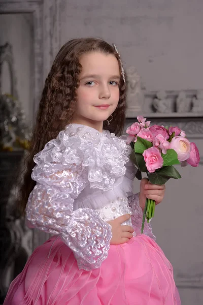 Księżniczka dziewczyna w bieli z różową sukienką z kwiatami — Zdjęcie stockowe