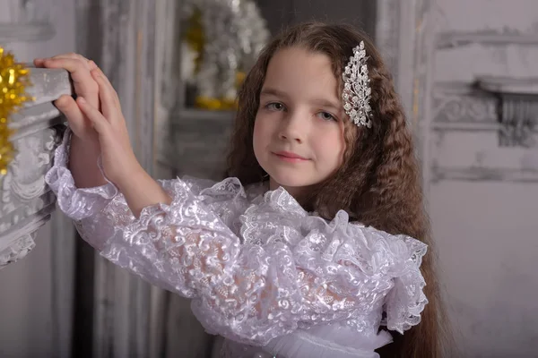 Schattig meisje prinses met krullend haar, een kant Victoriaanse blouse en — Stockfoto