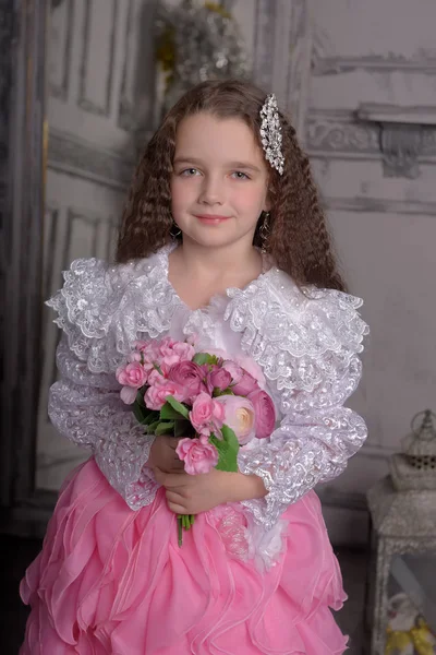 Prinses meisje in wit met een roze jurk met bloemen — Stockfoto