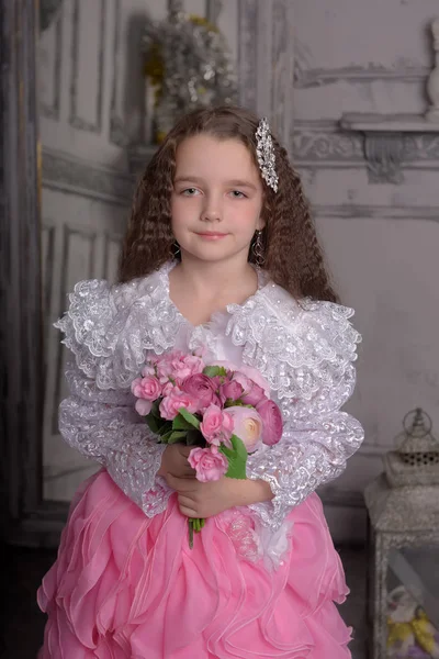 Princesse fille en blanc avec une robe rose avec des fleurs — Photo