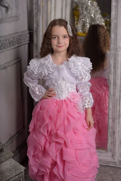 Sorrindo menina em vestido de princesa . — Fotografia de Stock