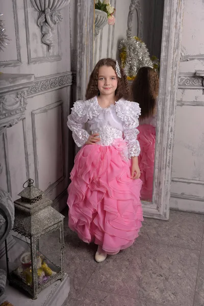 Lächelndes kleines Mädchen im Prinzessinnenkleid. — Stockfoto