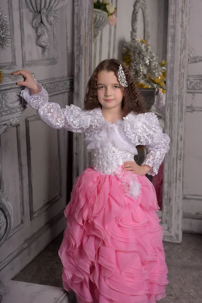 Sonriente niña en vestido de princesa . —  Fotos de Stock