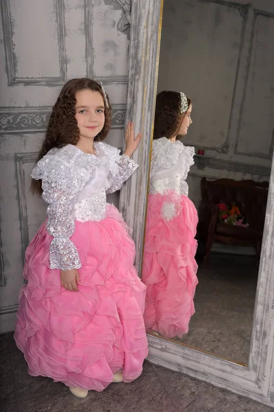 プリンセス女の子で白いですピンクのドレスミラーの近くに — ストック写真