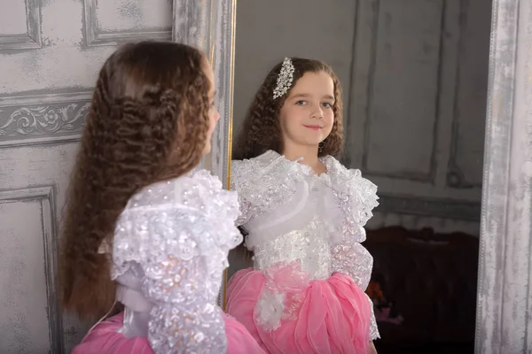 Princesa en blanco con un vestido rosa cerca del espejo —  Fotos de Stock