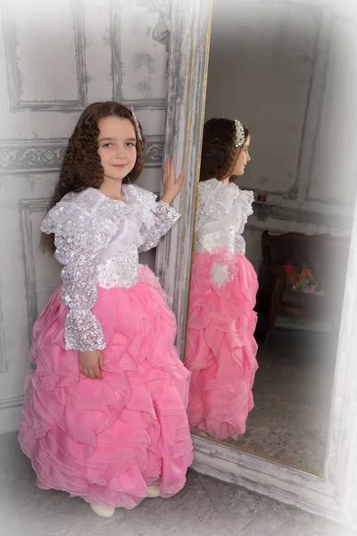 Princesse fille en blanc avec une robe rose près du miroir — Photo