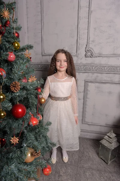 Дівчина в святковій сукні зі слонової кістки на Різдво з короною — стокове фото