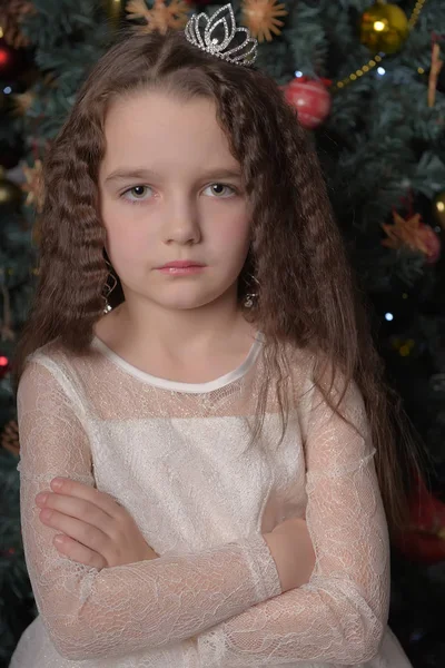 Mädchen in elfenbeinfarbenem Festkleid in Weihnachten mit Krone — Stockfoto