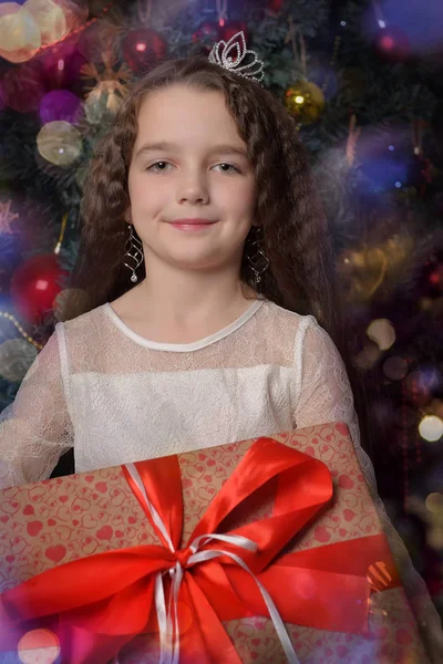 # Fildişi elbiseli kız # # Noel 'de taçlı # — Stok fotoğraf