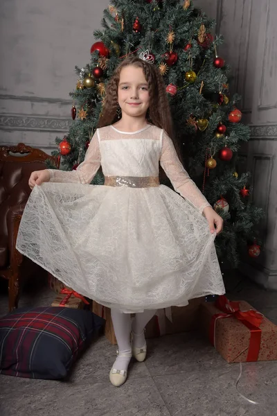 Дівчина в святковій сукні зі слонової кістки на Різдво з короною — стокове фото