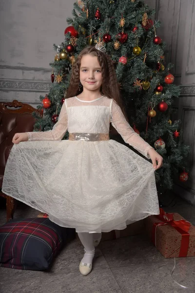 Κορίτσι σε ελεφαντόδοντο εορταστικό φόρεμα τα Χριστούγεννα με στέμμα — Φωτογραφία Αρχείου