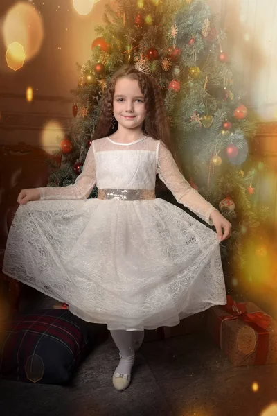 Ragazza in avorio abito festivo a Natale con una corona — Foto Stock