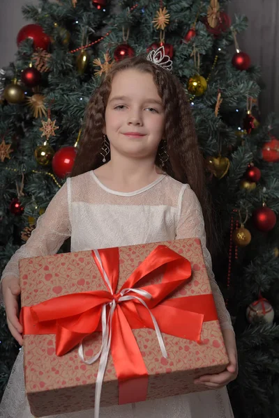 Niña en vestido de fiesta de marfil en Navidad con una corona — Foto de Stock