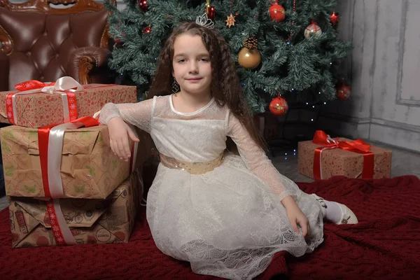 Fille en robe de fête ivoire à Noël avec une couronne — Photo