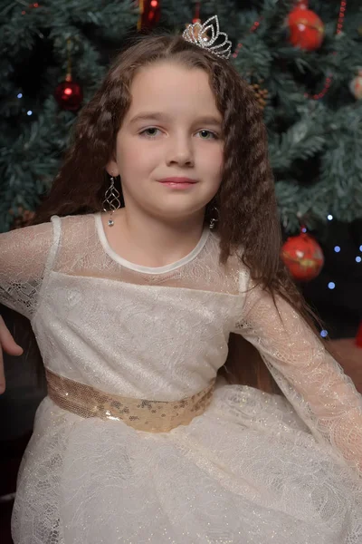 Dívka v slonovinové slavnostní šaty v Vánocích s korunou — Stock fotografie