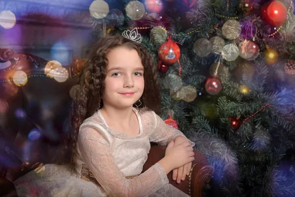 Meisje in ivoor feestelijke jurk in kerst met een kroon — Stockfoto