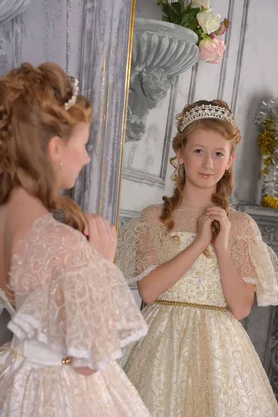 Una chica en un vestido de encaje blanco con una diadema en el pelo, un joven — Foto de Stock