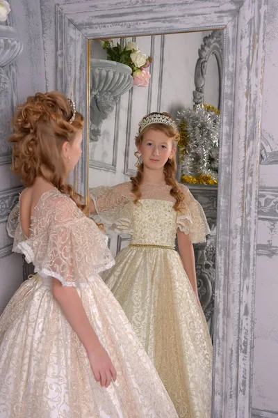 Una chica en un vestido de encaje blanco con una diadema en el pelo, un joven — Foto de Stock