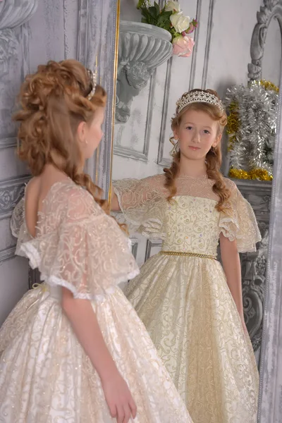 Una chica en un vestido de encaje blanco con una diadema en el pelo, un joven —  Fotos de Stock