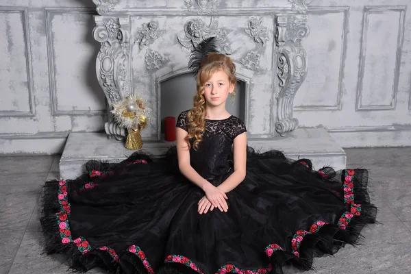 Menina em vestido preto elegante está sentado no cinza — Fotografia de Stock