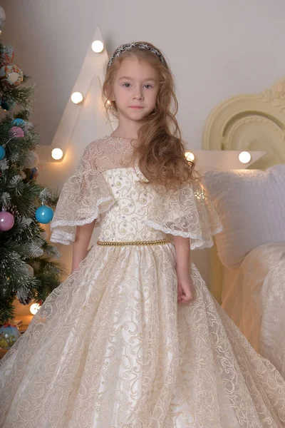 Retrato de menina em Alabaster Vestido vitoriano elegante — Fotografia de Stock