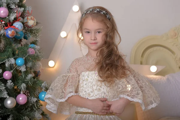 Kleines Mädchenporträt in Alabaster elegantem viktorianischen Kleid — Stockfoto