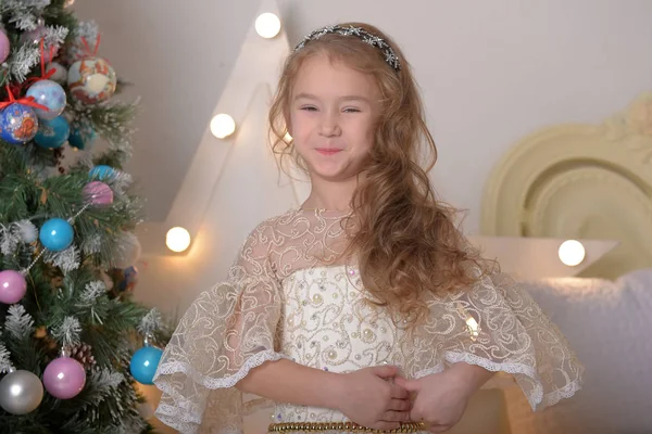 Retrato de niña en alabastro Elegante vestido victoriano —  Fotos de Stock