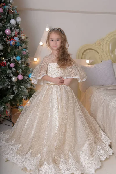 Portret dziewczynki w Alabaster Elegancka sukienka wiktoriańska — Zdjęcie stockowe
