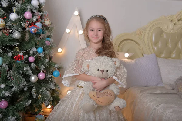 Винтажный портрет маленькой девочки в алебастра элегантное платье остроумие — стоковое фото