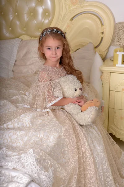 Вінтажний портрет маленької дівчинки в алебастровому елегантному платті відьма — стокове фото