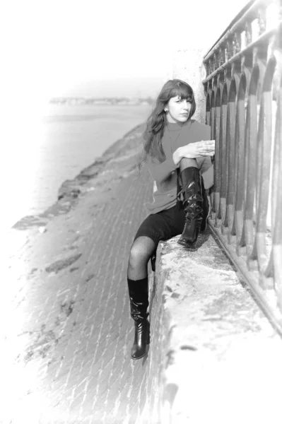 The thoughtful young girl on quay. The Black-and-white — Stock Photo, Image