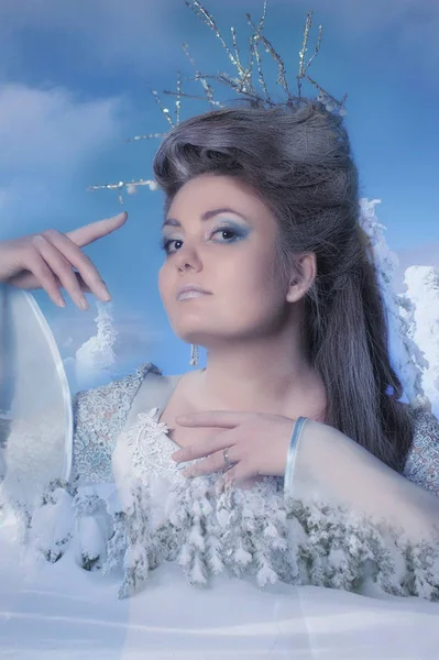 Jovem princesa rainha da neve. Belo penteado nevado. Decotado . — Fotografia de Stock