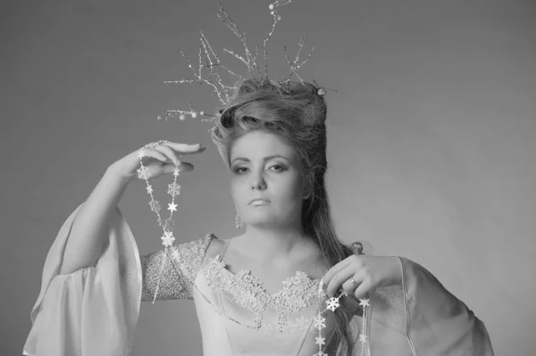 Снігова королева принцеса. красива засніжена зачіска . — стокове фото