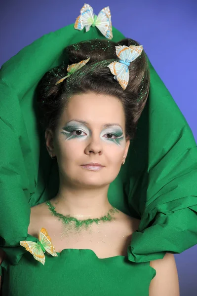 Portrait d'une fille en vert avec des papillons dans les cheveux — Photo