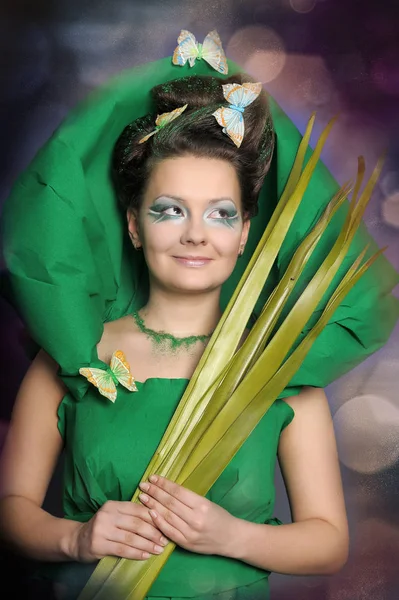 Portré egy zöld ruhás lányról pillangókkal a hajában — Stock Fotó