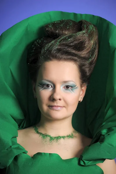 Portret dziewczyny w zieleni ze stylową stylizacją włosów — Zdjęcie stockowe