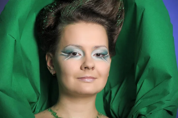 Retrato de uma menina em verde com estilo de cabelo elegante — Fotografia de Stock