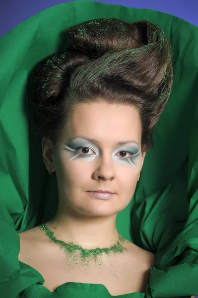 Portrét dívky v zeleném se stylovým účesem — Stock fotografie