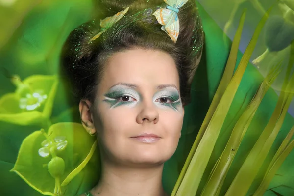 Retrato de uma menina em verde com estilo de cabelo elegante — Fotografia de Stock