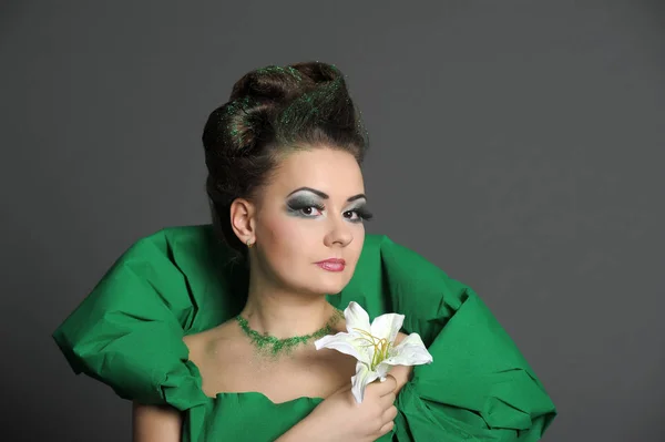 Retrato de uma menina em verde com estilo de cabelo elegante e creati — Fotografia de Stock