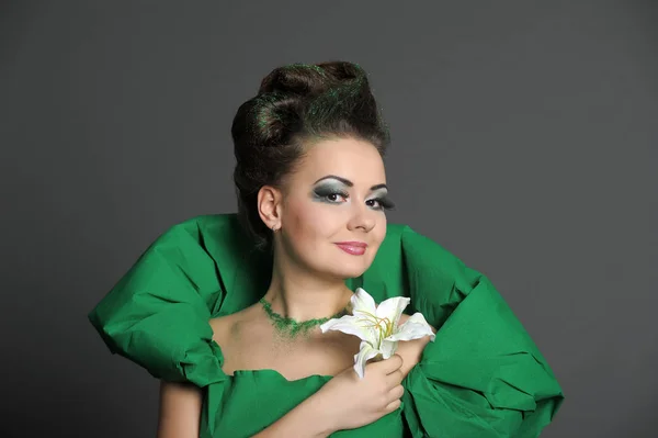 Retrato de uma menina em verde com estilo de cabelo elegante e creati — Fotografia de Stock