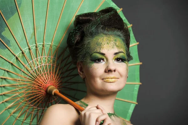 Κορίτσι σε πράσινο με κομψό χτένισμα και δημιουργικό make-up πνεύμα — Φωτογραφία Αρχείου
